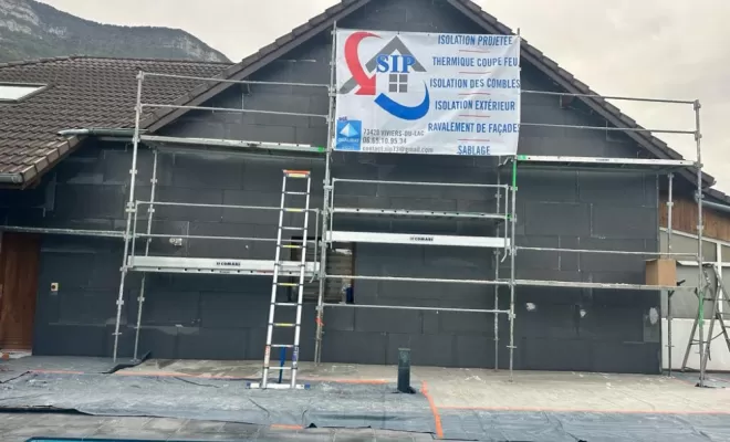 Echafaudage et isolant pour isolation extérieure